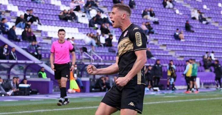 Jorge Moreno celebrando un gol con la Cultural Leonesa.