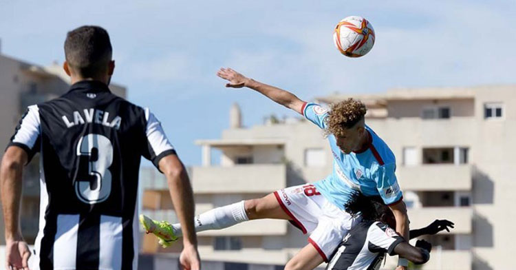 Simo vuela por los aires en el partido de Copa RFEF entre Linense y Córdoba CF. Foto: CCF