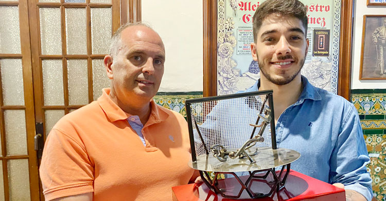 Lucas Perin recibiendo el I Trofeo Afición Cordobesista