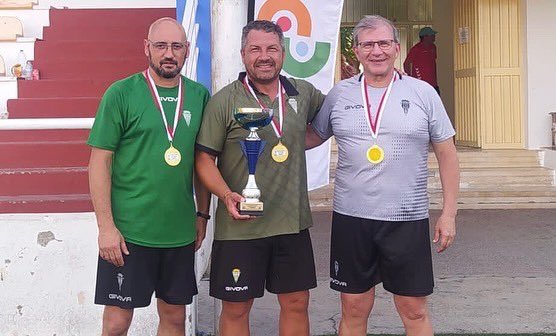 Manolo Aguilar junto a sus colaboradores en un torneo reciente. Foto: CCF