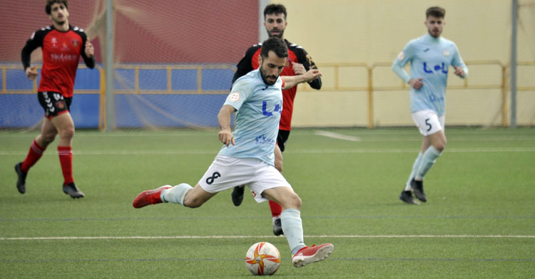 Mario Ruiz intenta hacer un desplazamiento en largo en el derbi ante el Salerm Puente Genil. Foto: Ciudad de Lucena