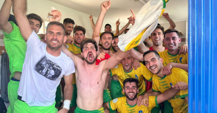 Los jugadores del Montilla celebrando su victoria. Foto: @f_molero31