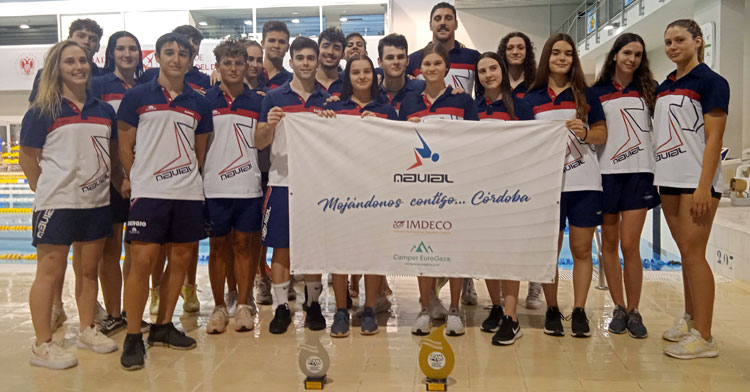 La expedición del Navial posando con sus trofeos