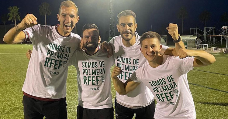 Pepe Contreras (izquierda) celebra el éxito del Córdoba Femenino. Foto: CCF