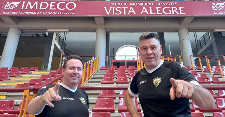 Rafa Fernández y David Jurado con la elástica del Córdoba Patrimonio en el reciente partido de la prensa y técnicos en el Vista Alegre.