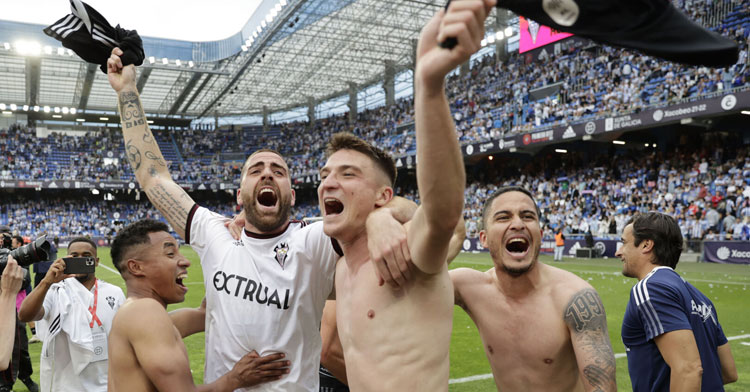 Rafa Gálvez celebrando el ascenso con el Albacete