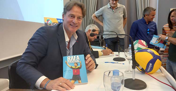 Rafa Pascual sonriendo a la cámara de Cordobadeporte mostrando su libro en el acto de la Academia Voleibol.