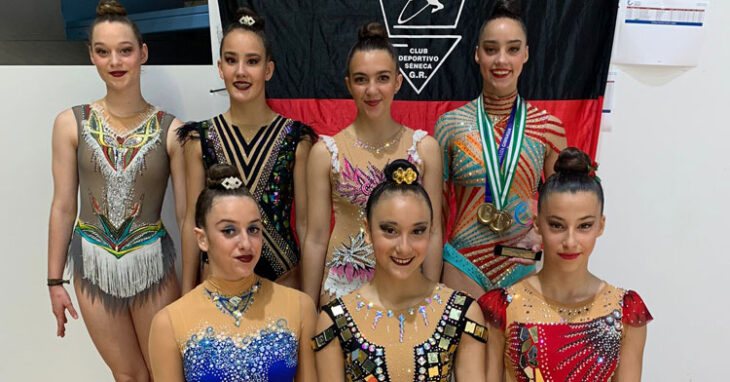 Varias gimnastas del Séneca posan con las medallas logradas en Huelva