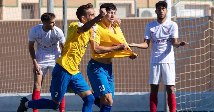 Sergio López celebrando uno de sus goles con el Tomares. Foto: María Boso