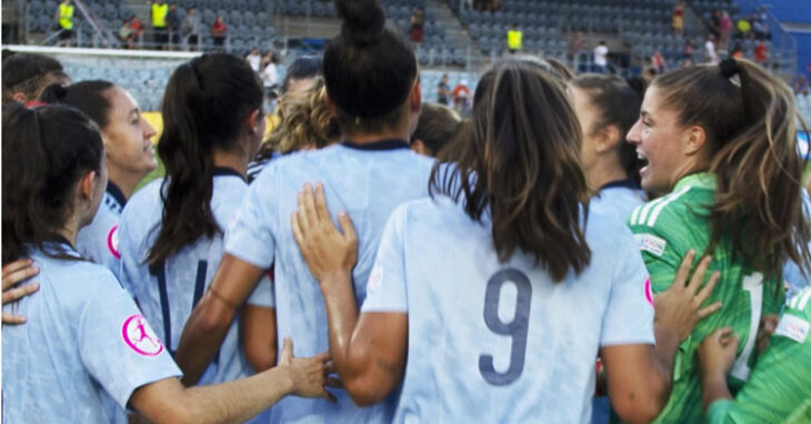 Las jugadoras de España, con Wifi y su moño inconfundible, celebrando el pase a semifinales. Foto: RFEF