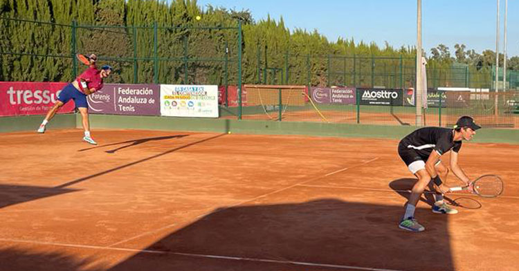 Un momento de un partido de dobles en el Real Aeroclub