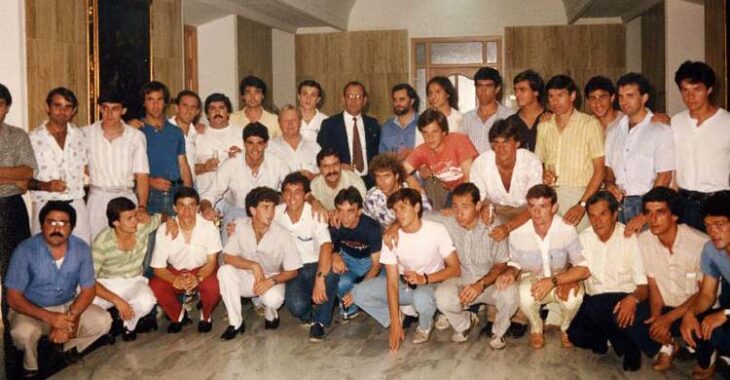 Rafael Campanero en el Ayuntamiento con la plantilla del ascenso en Valdepeñas.