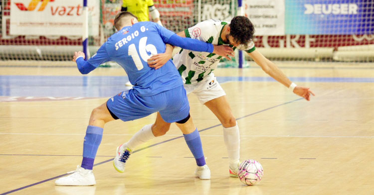 Zequi batallando por una pelota ante el internacional Sergio González. Foto: Córdoba Futsal