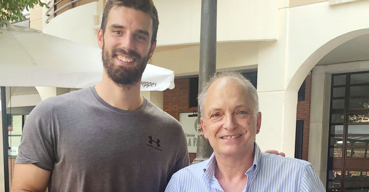Álvaro Hurtado en su presentación como nuevo jugador del UCB Camper Eurogaza junto al presidente, Jaime Aguilera Foto: UCB