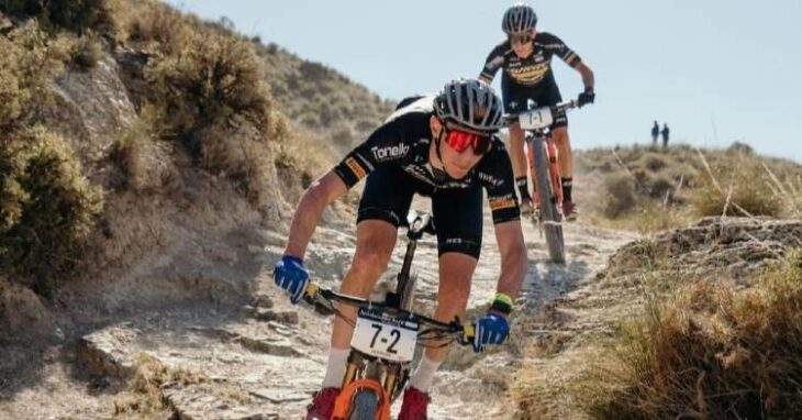 Dos ciclistas competiendo en la prueba de ciclismo de Andalucía