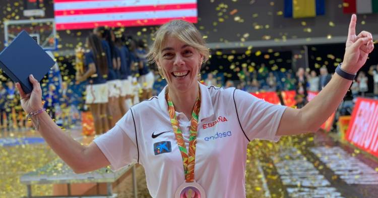 Cristina Cantero posando con la medalla de plata colgada
