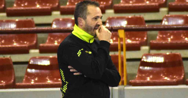 Juanma Cubero meditabundo durante un choque de su equipo