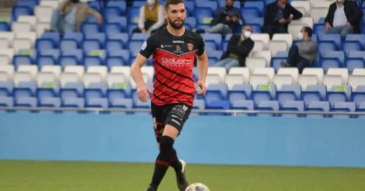 Jesús Núñez conduciendo el balón con la camiseta del Salerm Puente Genil