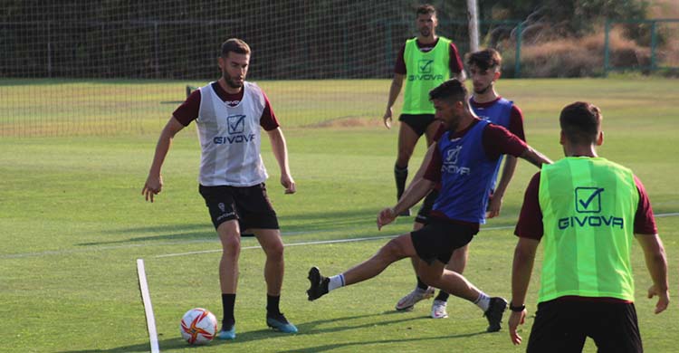 Willy se lanza a por el balón que protege José Cruz.