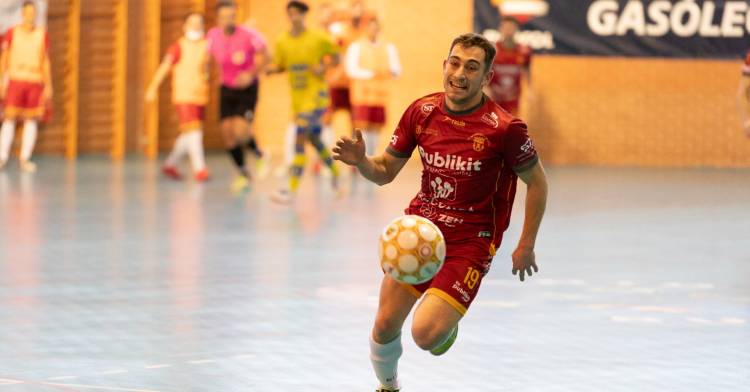 Pepe Borrallo tratándose de hacer con el balón