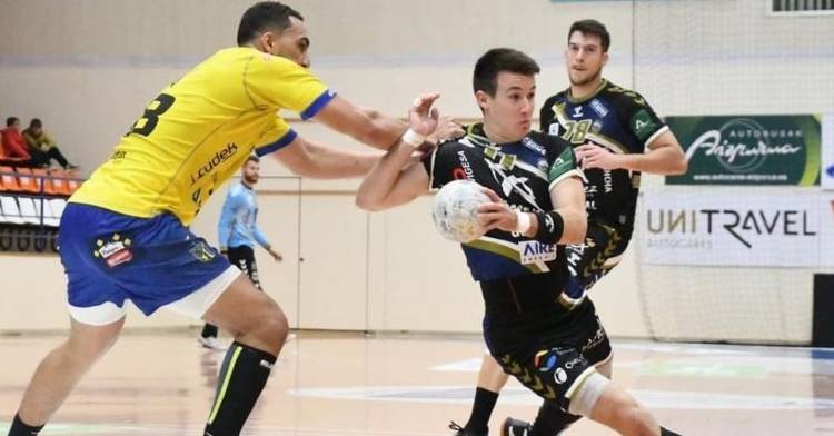 Sean Corning con el balón durante un partido