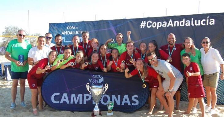 La Selección Cordobesa posa con el trofeo tras ganar el campeonato de Fútbol Playa