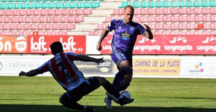 Sergio Benito encarando a un jugador del Zamora jugando con el Valladolid Promesas.