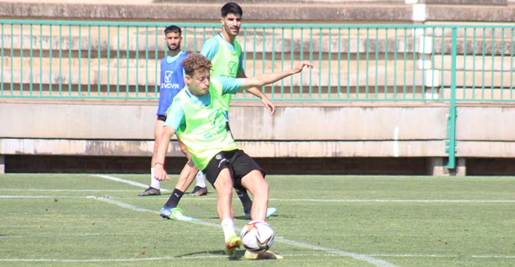 Simo dando un pase en el que fuera último entrenamiento de la pasada campaña.