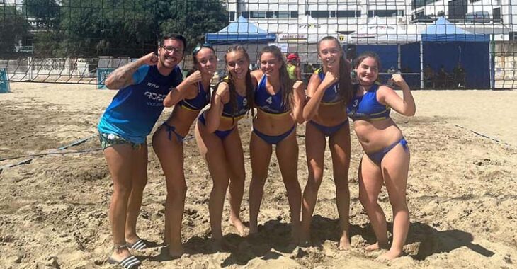 Alba Serrano, Ana Fuentes, Irene Jodas, Lola Marvulli y Luna Castro celebrando su título en Marbella junto a uno de sus técnicos.