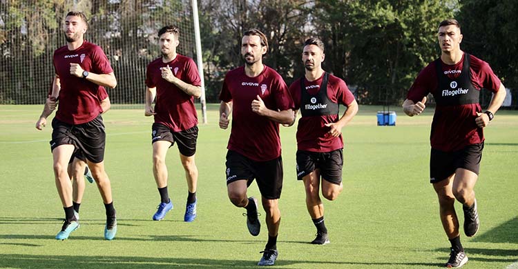 Álex Bernal encabezando uno de los grupos que se sometieron al test de Cooper corriendo junto a Adrián Fuentes, José Cruz, Kike Márquez y Samu Delgado.