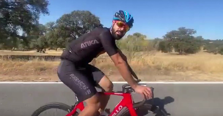 Alfonso Cabello entrenando por las carreteras de Pozoblanco