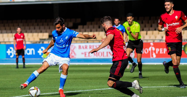 Antonio Jesús con el balón, vistiendo la camiseta del Xerez Deportivo FC Foto: Teresa Salas