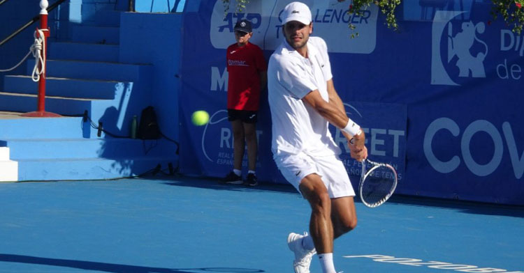 El francés Barrere se apresta a golpear la bola con el revés a dos manos. Foto: Tenis Pozoblanco