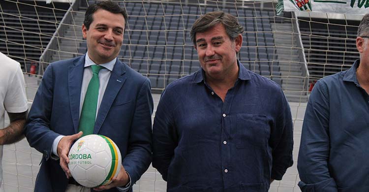 El alcalde de Córdoba, José María Bellido, sosteniendo el balón del blanquiverde, junto a Javier González Calvo.