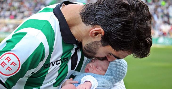 Bernardo Cruz besando a su hijo en El Arcángel.