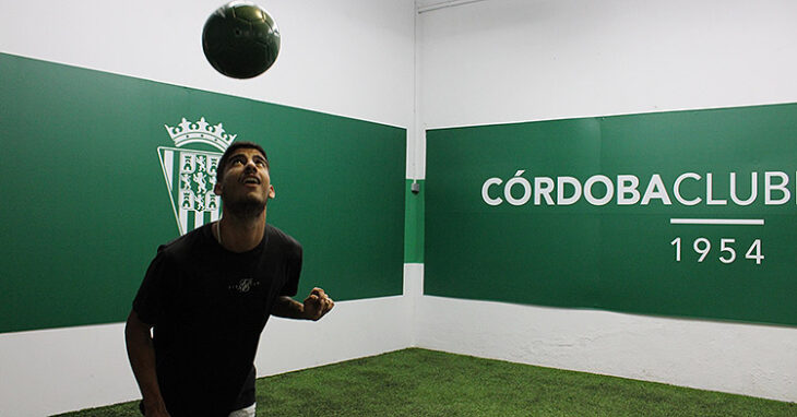 José Manuel Calderón jugando con el balón en su presentación.