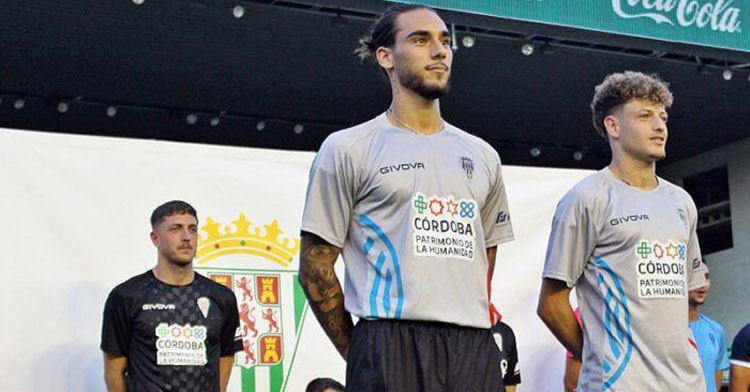 Gudelj y Simo posando con las camisetas del Córdoba que recogen los logotipos de la RFEF. Foto: CCF