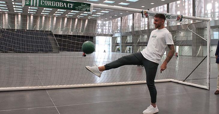 Antonio Casas tocando el balón en el nuevo Centro de Ferias y Congresos.