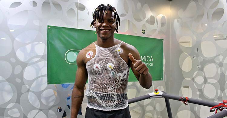 Cedric superó el reconocimiento médico satisfactoriamente.