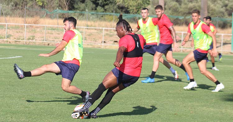 Cedric probando un tiro cruzado ante Carlos Puga.