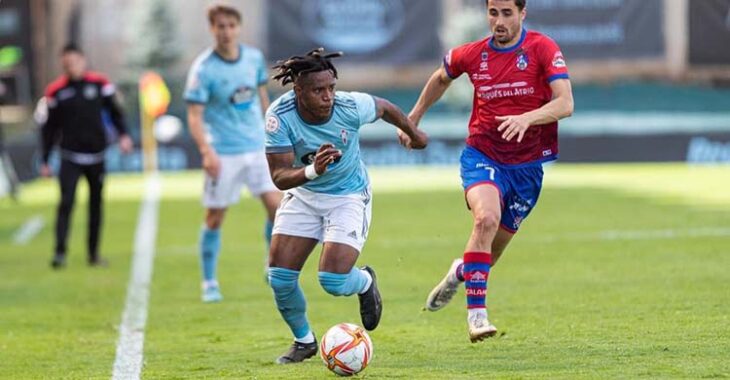 El zurdo Cedric Teguia jugando con el filial del Celta la pasada campaña cedido por el Atlético de Madrid.