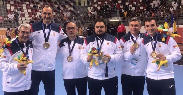 César Montes junto a Jordi Ribera y el resto del cuerpo técnico de los Hispanos con su medalla de oro de los Juegos del Mediterráneo de Orán.