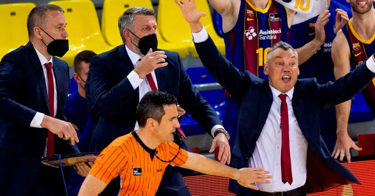 Antonio Conde pidiendo tranquilidad al entrenador del Barça, Šarūnas Jasikevičius