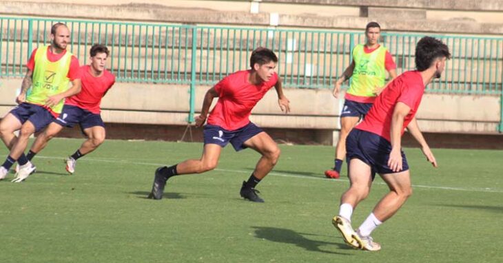 Cristian Delgado, Jan Reixach y Manolillo cerrando al delantero Sergio Benito.