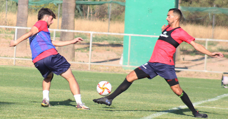 Miguel de las Cuevas disputando un balón dividido a Cristian Delgado.