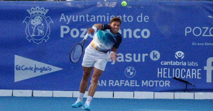 Daniel Masur ejecutando un potente saque