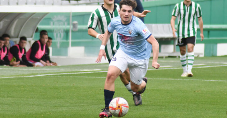 David García conduciendo el balón