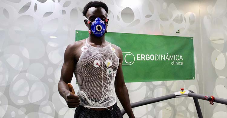 'Yossi' Diarra mostrando su pulgar pasando el reconocimiento médico con el Córdoba CF.