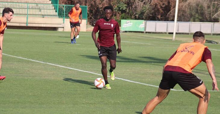 Diarra conduce el balón ante la llegada de Ramón Bueno y Adri Fuentes cerrando.