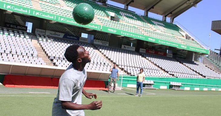 Diarra jugando con el balón con Juanito y Raúl Cámara al fondo.